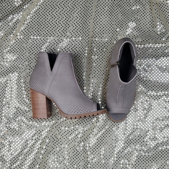 Seven7 Shoes - HP🎉 Seven7 womens open toe heel booties